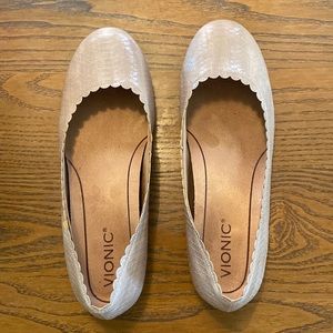 NWOT Vionic Tan Julieta Flats